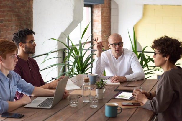 How does AI in business automate content marketing and insights