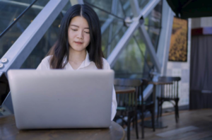 How AI in Communication Improves Response Times with Human Touch