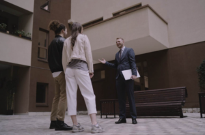 How Should AI Support Tours in Manhattan Real Estate?